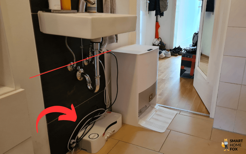 Die Wasserstation des SwitchBot S10 ist im Vergleich zu einer Station des Konkurrenten zu sehen,